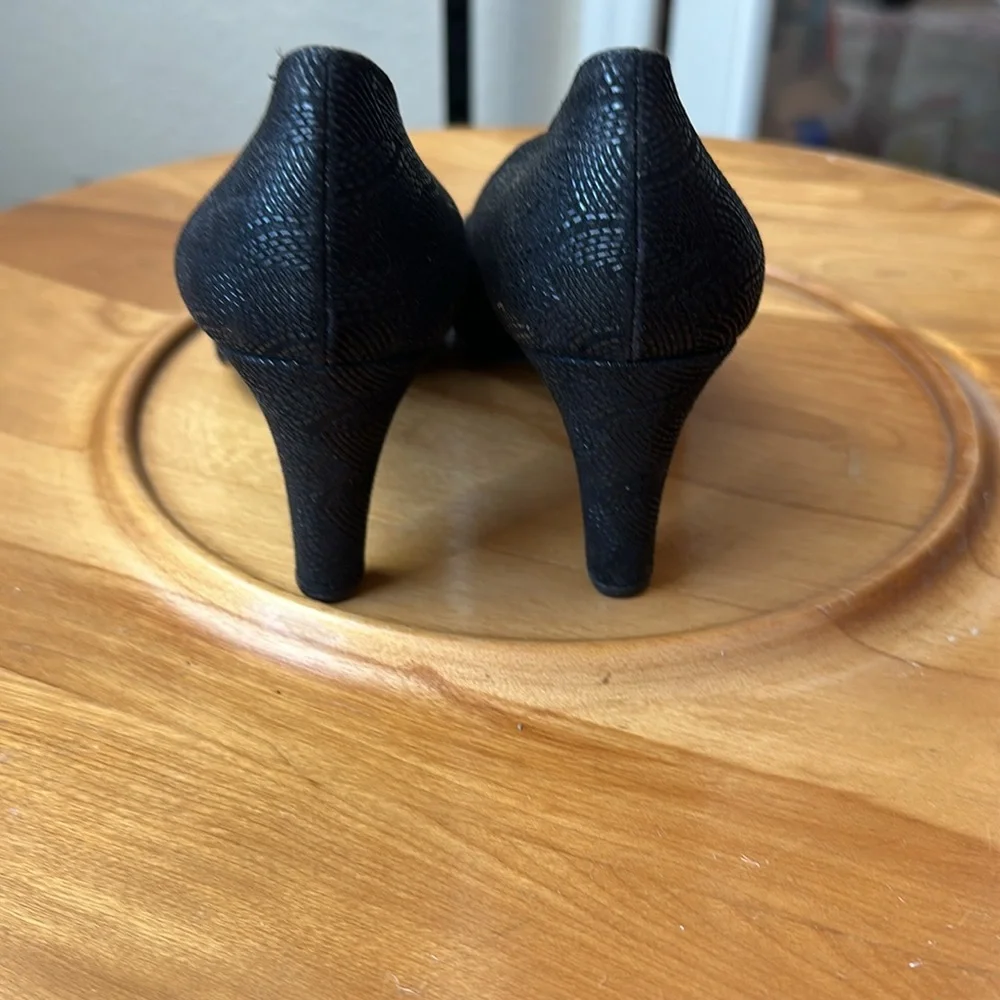 Bruno Magli vintage made in Italy size 8.5 black‎ slight shimmer heels